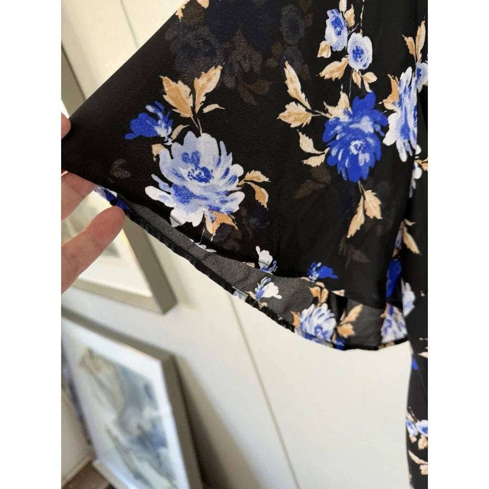 Torrid 5 Short Sleeve Black Floral V Neck Blouse W Covered Buttons - Picture 3 of 8